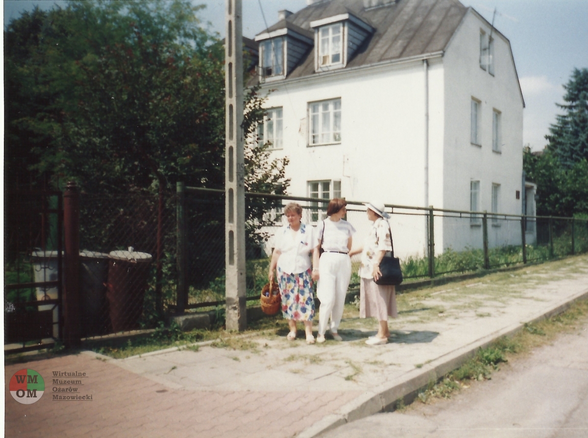 Przed kamienicą w 1999 roku od lewej: Henia Górecka, Lucyna Adaszak, Stefa Perukówna