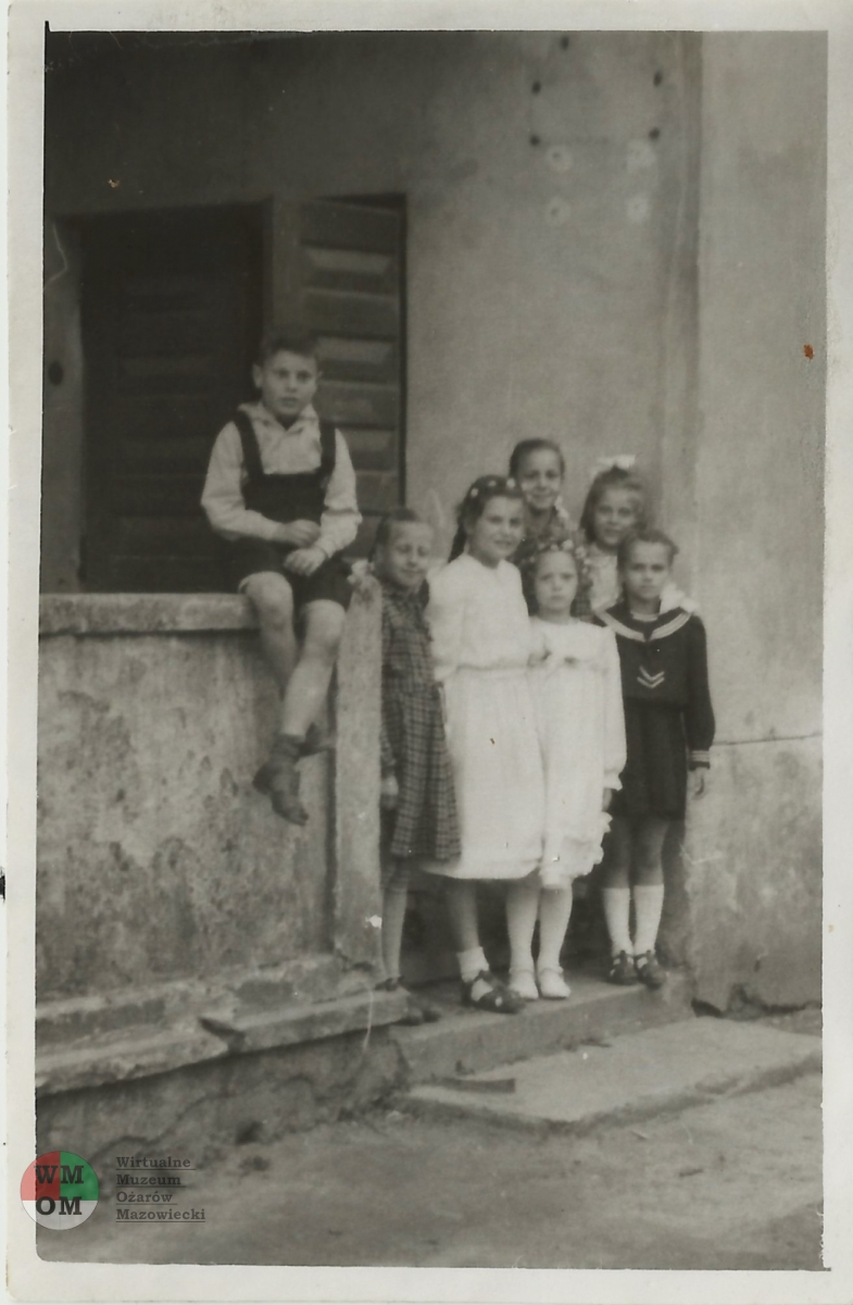 Na ganku od lewej: na murku siedzi Konrad, stoją od lewej: Ela Perukówna, Alina Pałucha, nieznana dziewczyna, która przyjechała do kogoś jako gość, następna stoi Krysia Porowska, za Krysią stoi Henia Górecka, a w lewo Stefcia Perukówna, rok 1948