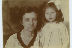 Ludwika (Lola) Treter z córką Marysią Treter, ok. 1920 r.