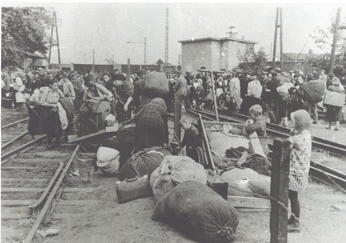 04-Pruszkow_Transit_Camps_refugees_on_siding