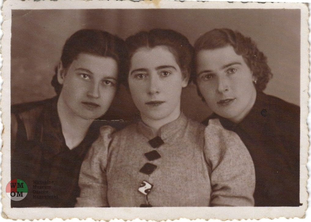Właścicielka pola Kazimiera Aniołkowska w środku, po lewej Władysława Gryżewska, po prawej siostra Kazimiery, Józefa