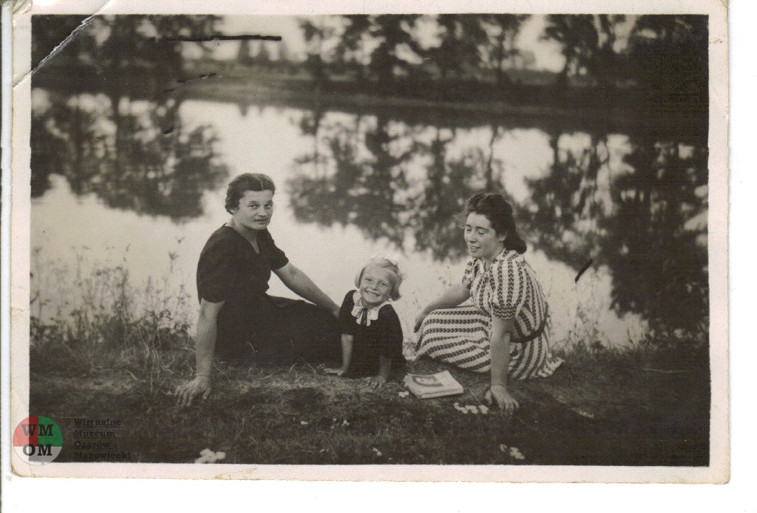 Park Ołtarzewski 1943 rok Od lewej Władysława Gryżewska, jej córka Anna i Kazimiera Aniołkowska