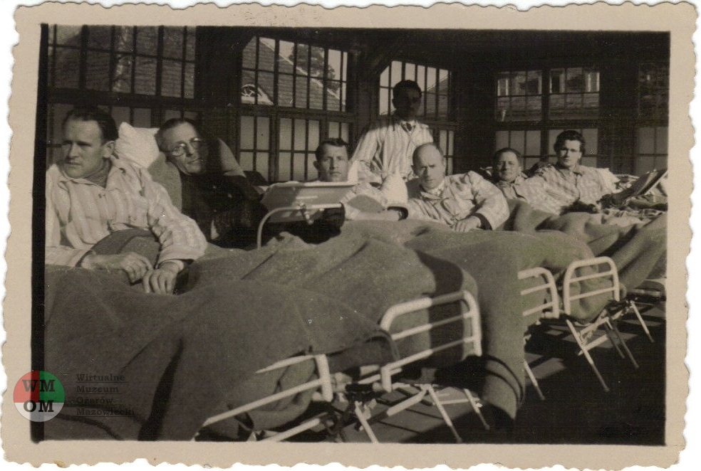 pierwszy z lewej w-sanatorium-w-Otwocku-po-powrocie z niewoli