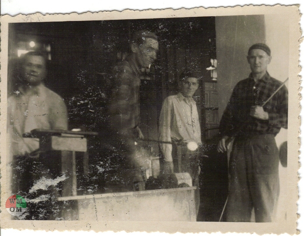 Franciszek Gryżewski w Hucie Szkła w Ożarowie (pierwszy z prawej