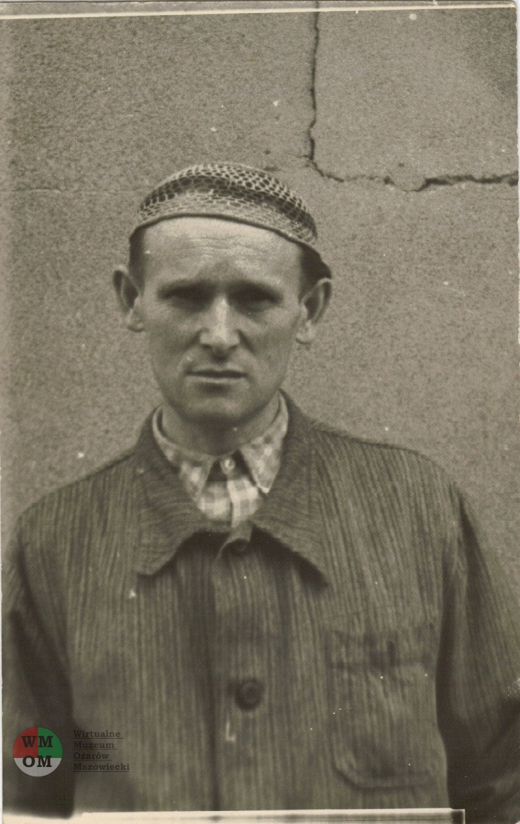 Franciszek Gryżewski-w-hucie-w czapeczce chroniącej głowę 