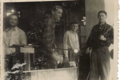 Franciszek Gryżewski w Hucie Szkła w Ożarowie (pierwszy z prawej