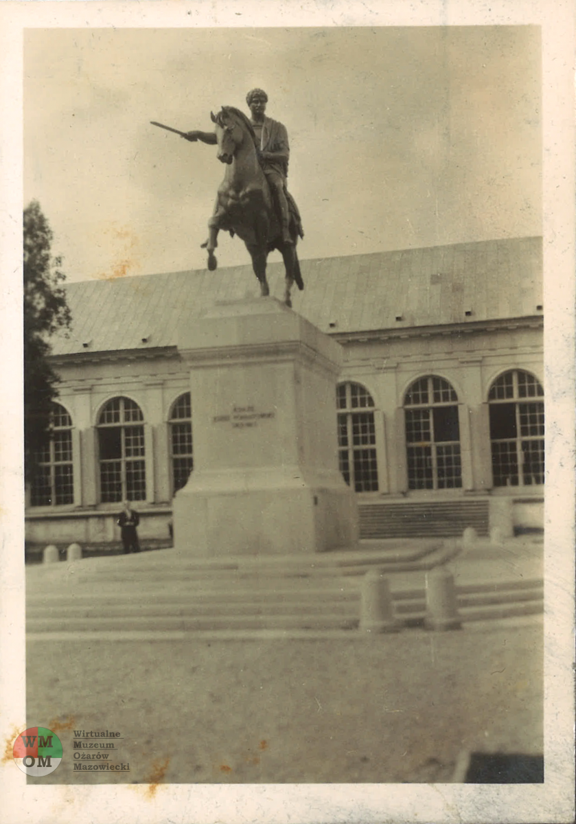 Pomnik księcia Józefa Poniatowskiego przed Starą Pomarańczarnią w Łazienkach. Rok 1958. Ze zbiorów Bogdana Kietzmana.