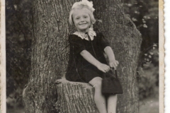 Hana GryżeHana Gryżewska w Parku Ołtarzewskim 1943 rok