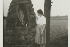 Alina Pałucha przy kapliczce róg Parkowej i Tadeusza Kościuszki 1955 rok