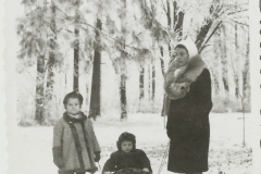 Park Ołtarzewski zimą 1943-45. Janina Pałucha z dziećmi