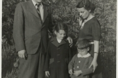 Park Ołtarzewski 1943-45. Janina i Edward Pałucha z dziećmi
