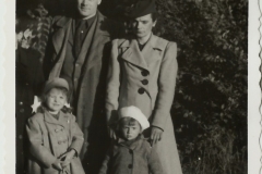 Park Ołtarzewski 1943-45. Janina i Edward Pałucha z dziećmi