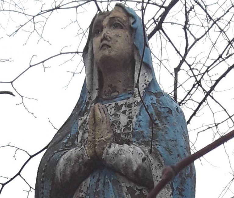 Figura Matki Boskiej Różańcowej przy ulicy Ceramicznej