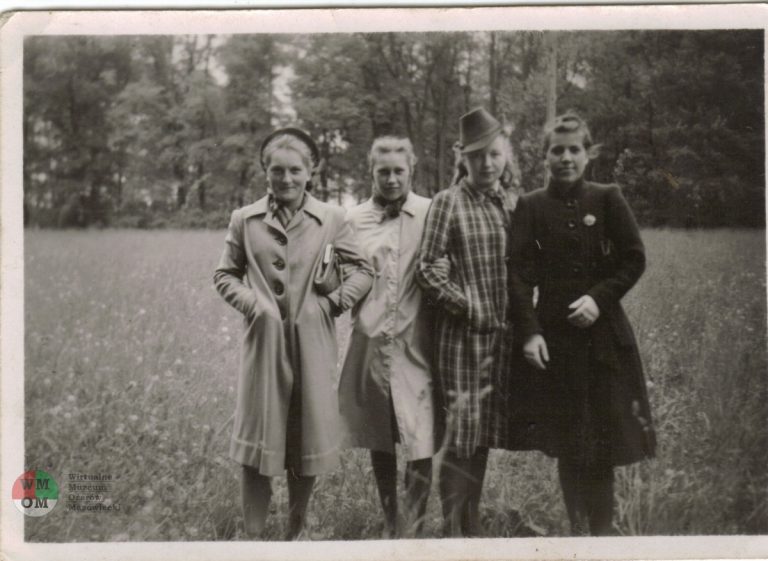 Cztery dziewczyny w parku Ołtarzewskim 1944