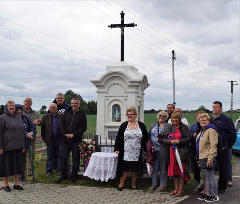 Read more about the article Odsłonięcie odrestaurowanej kapliczki w Myszczynie